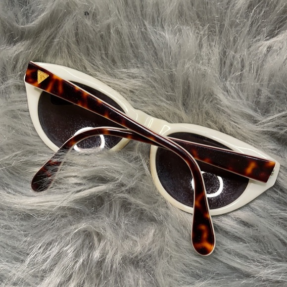 Vintage GUESS Tortoise white and gold Sunnies ☀️ - Picture 2 of 5